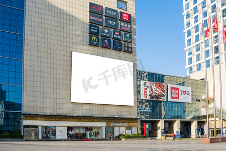 城市建筑摄影照片_购物中心外的广告展位摄影图