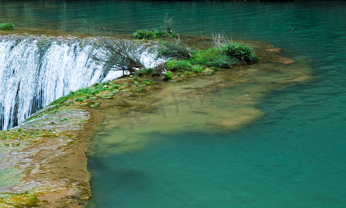 翠绿瀑布自然风景摄影图