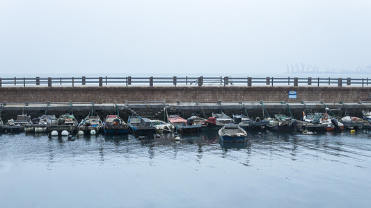 停靠在港口岸边渔船摄影图