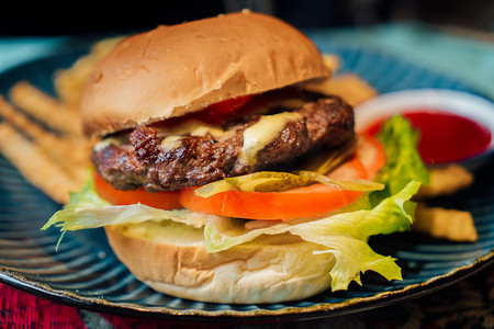 酸菜牛肉面摄影照片_汉堡牛肉芝士西餐摄影图
