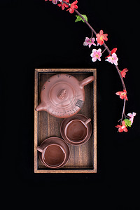 梅花与茶具摄影图