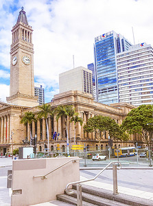 炭烧澳洲牛肋骨摄影照片_澳洲布里斯班城市中心高楼和钟塔摄影图