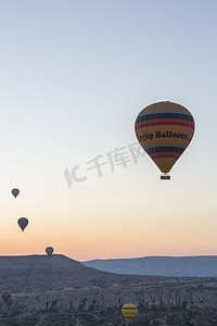 日出时热气球摄影图