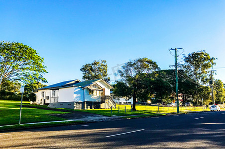 澳洲草地上白色别墅摄影图