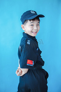 中国小孩摄影照片_跨立扭身看镜头的小特警