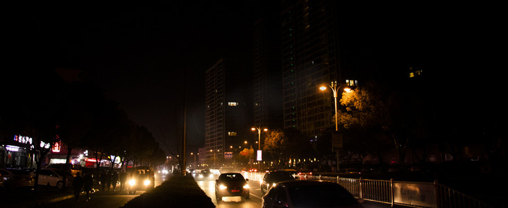 黑夜马路摄影照片_城市正面车流摄影图