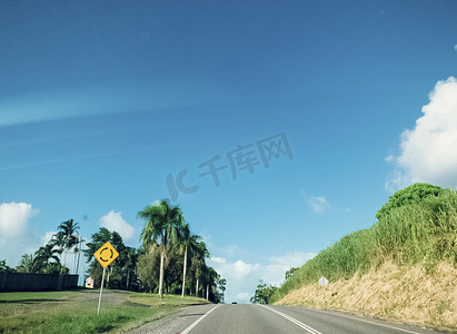蓝天白云下澳洲马路摄影图