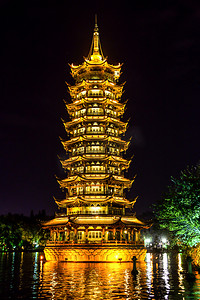 桂林日月双塔中的日塔摄影图
