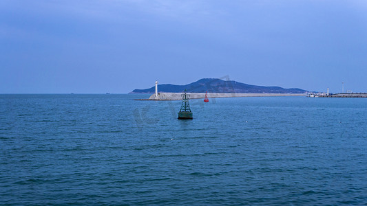 海港风景摄影照片_海上风景蓝色海面上小帆船摄影图