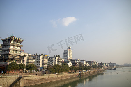 城市江面远景天空水面摄影图