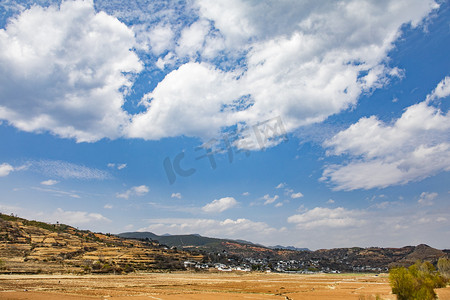 晴天摄影照片_蓝天白云山峰风景摄影图