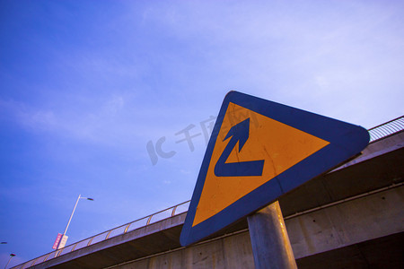 桥下的指示牌之转弯摄影图