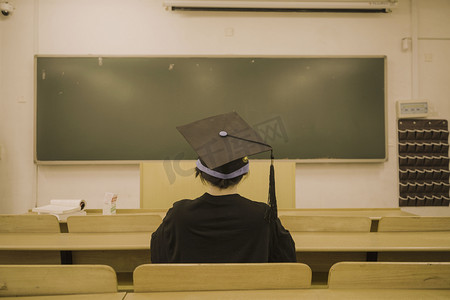 学士帽学士摄影照片_大学毕业季