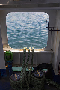 轮船窗外的海面摄影图