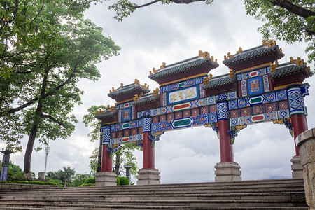 肇庆市高要区摄影照片_木棉树下的七星岩牌坊摄影图