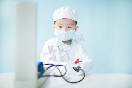 小小孩摄影照片_操作血压计的小医生