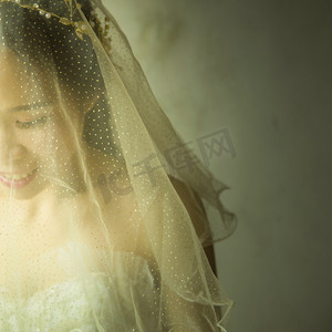 情人节摄影照片_窗边盖着头纱的新娘子