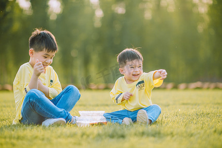 孩子摄影照片_草地上玩耍的孩子人物