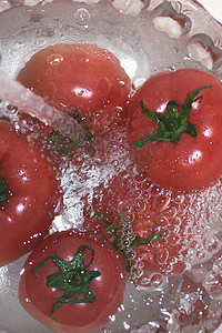动感水纹水花摄影照片_西红柿番茄摄影图