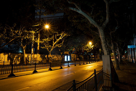 夜景道路摄影照片_夜里宁静的道路摄影图