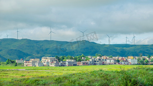 夏日清新风景风力发电村庄摄影图