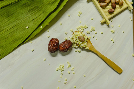 绿叶粽子摄影照片_桌上的糯米红枣摄影图
