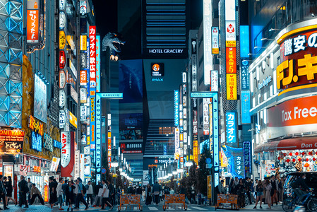 城市夜景繁华摄影照片_日本日系新宿霓虹灯夜晚繁华人流摄影图