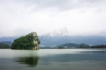 清明山水摄影照片_湖上烟雨孤石摄影图