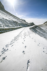 蓝天下大地和雪摄影图