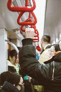 扶着扶手的地铁乘客