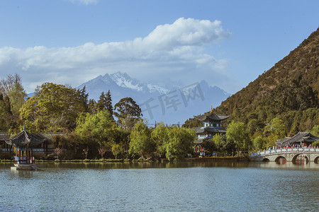 山水城市风景摄影照片_丽江黑龙潭公园摄影图