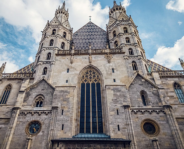 复古教堂摄影照片_维也纳复古尖顶教堂摄影图