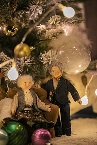 圣诞节圣诞树彩灯摄影照片_圣诞的人偶