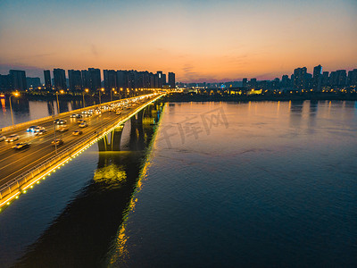 天空摄影照片_华灯初上的繁华城市车流摄影图