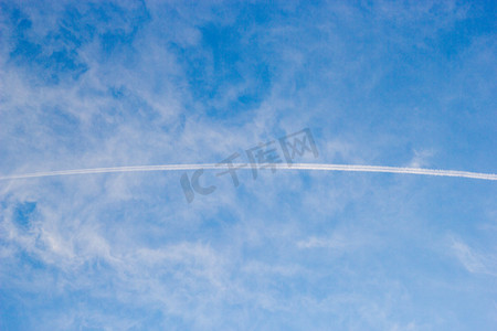 机尾云摄影照片_蓝天里一条机尾云摄影图
