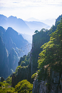 山峰层层叠叠摄影图