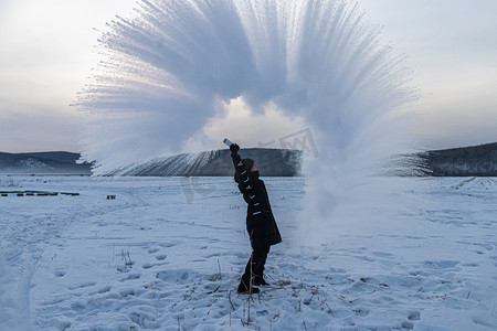 雪摄影照片_ 冬天泼水成冰风景