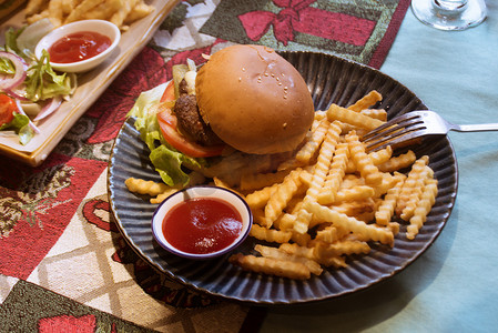 食欲亢进摄影照片_汉堡薯条番茄酱美食摄影图
