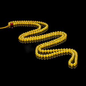 黄蜜蜡和红玛瑙串珠项链首饰摄影图