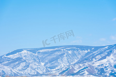 雪后远处山川景色摄影图