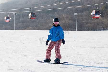 冰雪运动手绘摄影照片_正在滑雪的运动人
