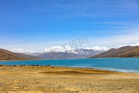 山水湖泊摄影照片_天空下那一湾湖水摄影图