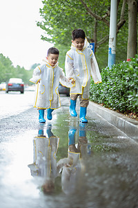 走路gif摄影照片_雨后手拉手走路的兄弟两人