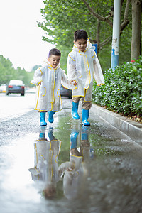 兄弟摄影照片_雨后手拉手走路的兄弟两人