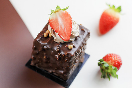 巧克力囊肿摄影照片_巧克力草莓蛋糕摄影图