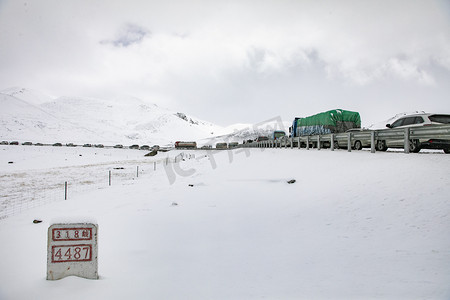 西藏雪山公路摄影图