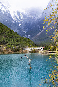 青山绿水湖泊碧谭摄影图