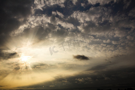 天空大自然摄影照片_唯美壮观云朵阳光天空摄影图