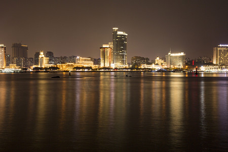 夜景水摄影照片_城市夜景摄影图