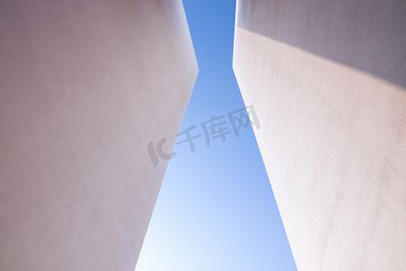 深圳大学纯净白色建筑蓝天背景摄影图